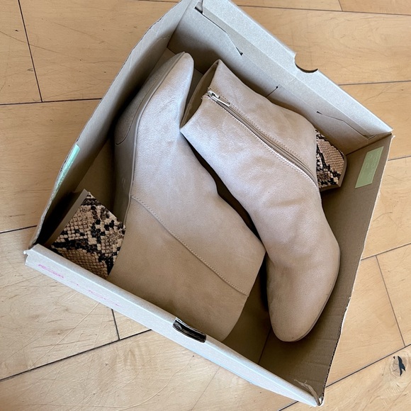 NEW Sugar Olive Suede-like Tan Block Heel Ankle Booties - Picture 5 of 5